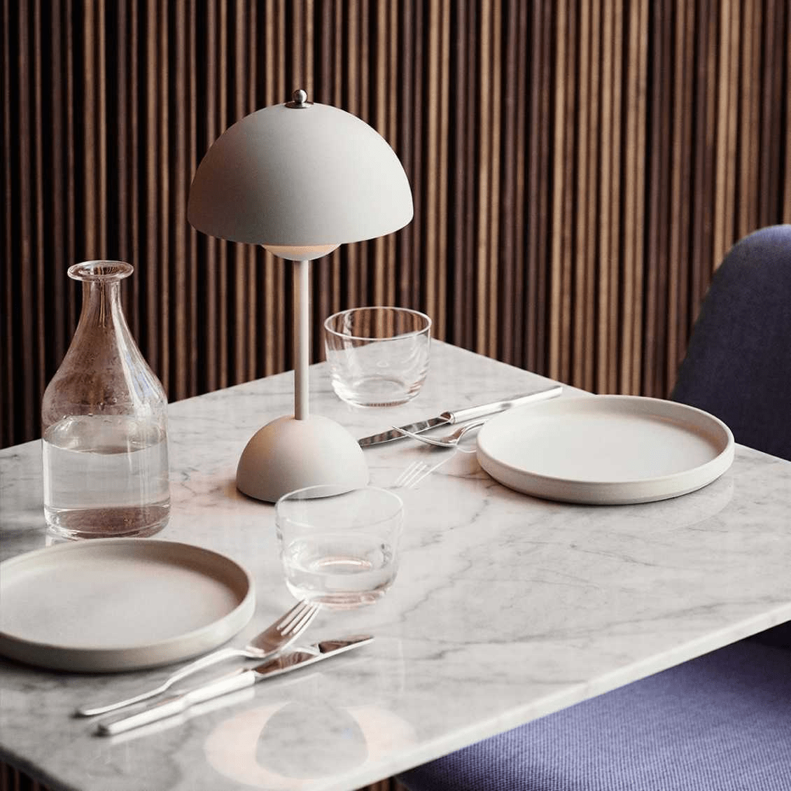 デスク用LEDランプ - モダンなシンプルさと機能性