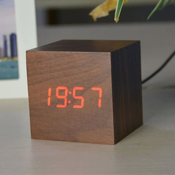 Horloge Numérique Cube – Design Minimaliste Et Affichage LED