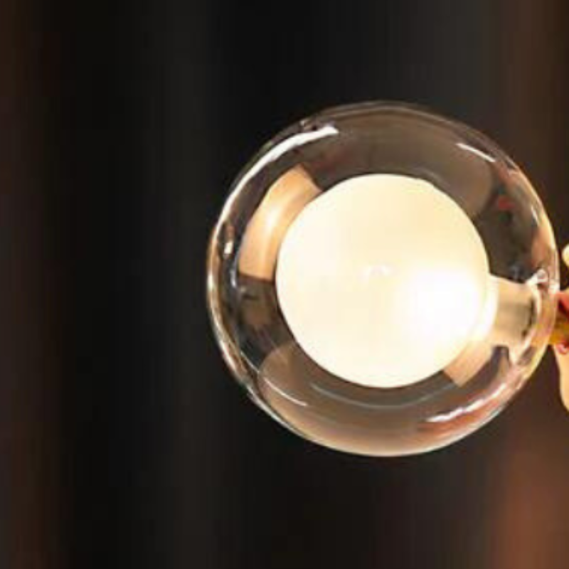 Ručně vyráběná stolní lampa – unikátní design a pečlivé zpracování