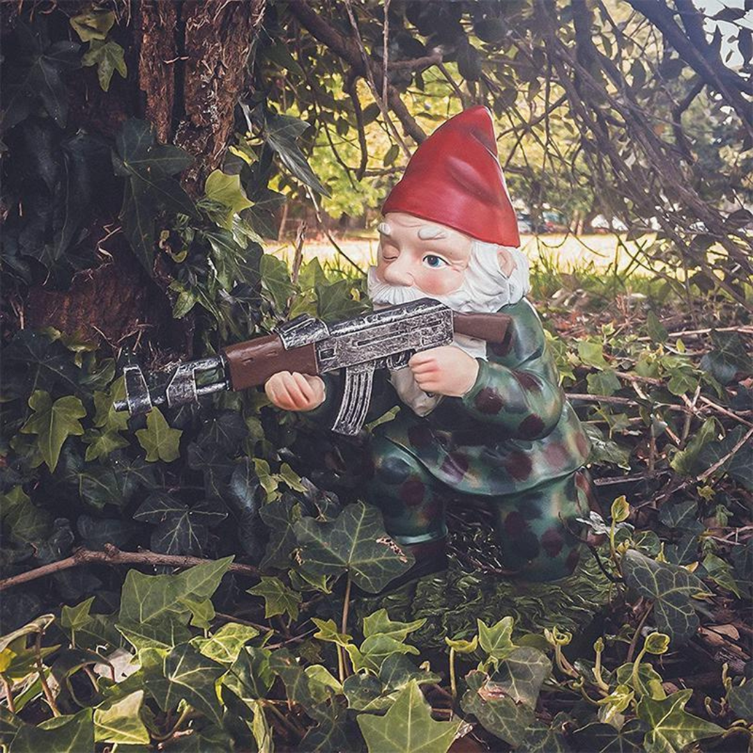 Militärischer Gartenzwerg – Humor und äußere Verteidigung