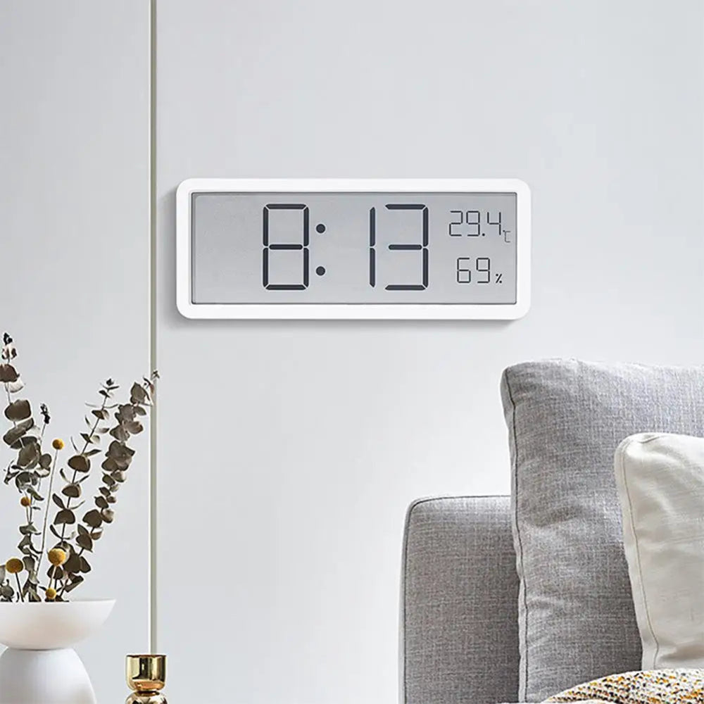 ساعة حائط رقمية LED - عرض واضح ومستشعرات مدمجة