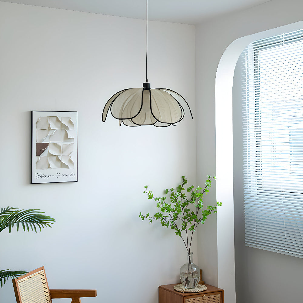 Elegant hängande lampa i naturrotting - naturlig dekoration och harmonisk belysning