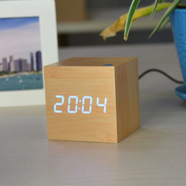 Ceas Digital Cub – Design Minimalist și Afișaj LED 