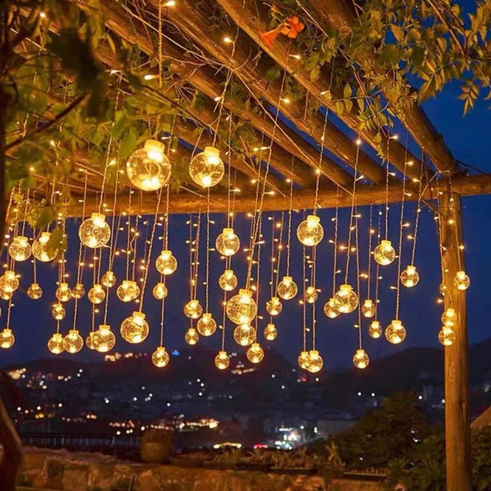 Cortină luminoasă cu bile suspendate — atmosferă caldă și feerică 