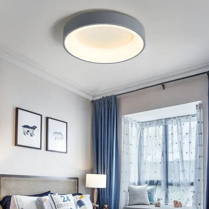 Loftlampe – Enkel linje og varm atmosfære 