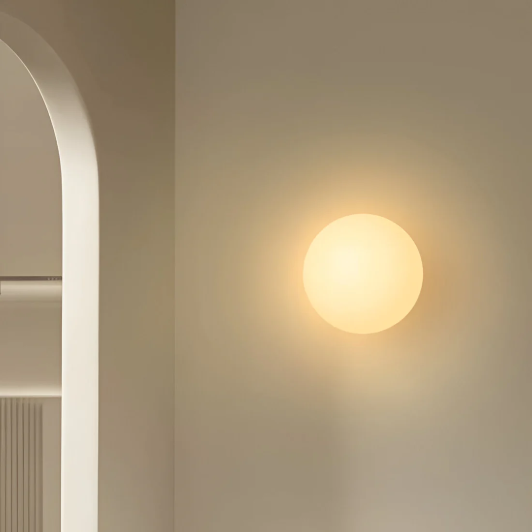 Aplica de perete din sticlă – Eleganță și lumină subtilă 